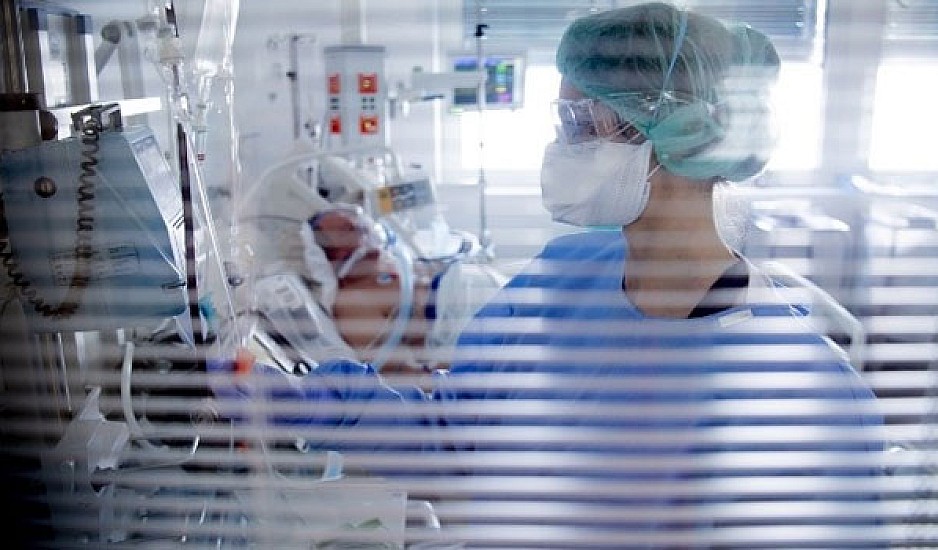 Κορονοϊός: Ανησυχία από τον αριθμό θανάτων νέων ασθενών - Έκκληση Γκάγκα για εμβολιασμό