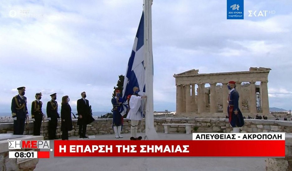Ρίγη συγκίνησης: Έπαρση σημαίας στον Ιερό Βράχο της Ακρόπολης