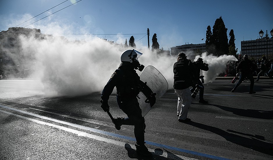 Ένταση, επεισόδια και προσαγωγές στο Πανεκπαιδευτικό συλλαλητήριο σε Αθήνα και Θεσσαλονίκη