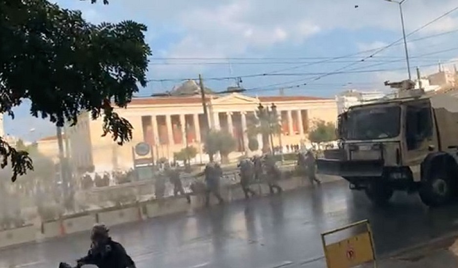 Πολυτεχνείο: Επεισόδια, τραυματίες χημικά και  ρίψεις νερού στο κέντρο της Αθήνας