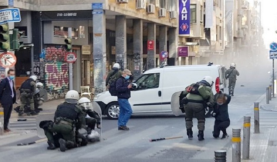 Επεισόδια στο κέντρο της Αθήνας - Τρεις αστυνομικοί τραυματίες, πέντε προσαγωγές