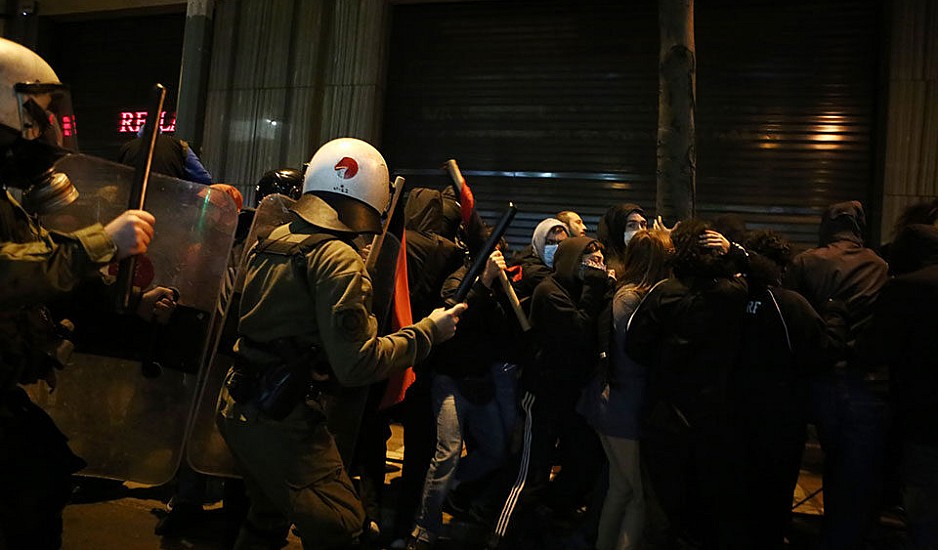 Επεισόδια σε διαδήλωση κατά της Αστυνομικής βίας, στο κέντρο της Αθήνας