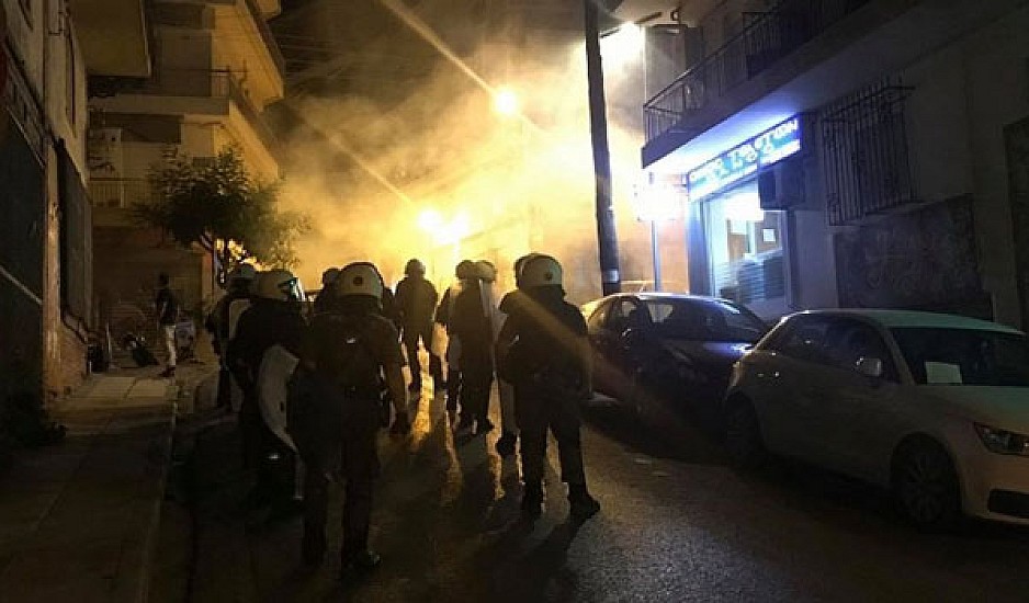 Θεσσαλονίκη: Άγρια επεισόδια με μολότοφ, δακρυγόνα και καμμένα αυτοκίνητα