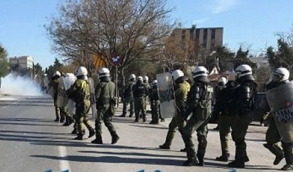 Επεισόδια στη Θεσσαλονίκη: Διαδηλωτής τυλίχθηκε στις φλόγες - Άνδρες των ΜΑΤ τον βοήθησαν