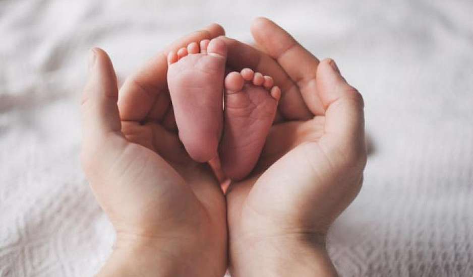 Επίδομα μητρότητας: Αναδρομικά τη Μεγάλη Τρίτη από 400€ έως 1.500€ σε 58.912 μητέρες