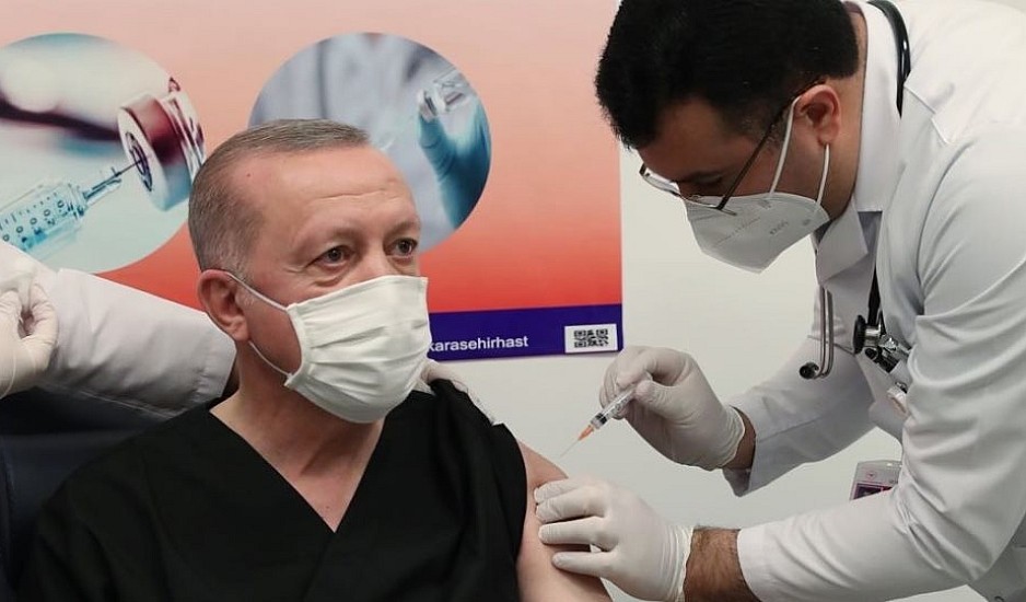 Τουρκία: Εμβολιάστηκε με το κινεζικό σκεύασμα ο Ερντογάν