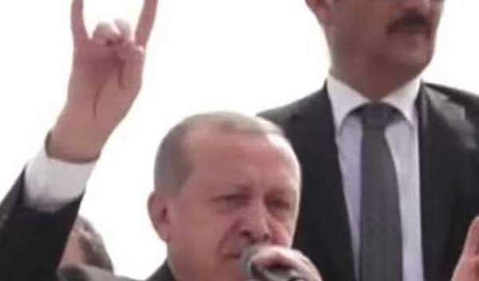 Ερντογάν: Ύψωσε το χέρι σχηματίζοντας το σήμα των εθνικιστών. Βίντεο