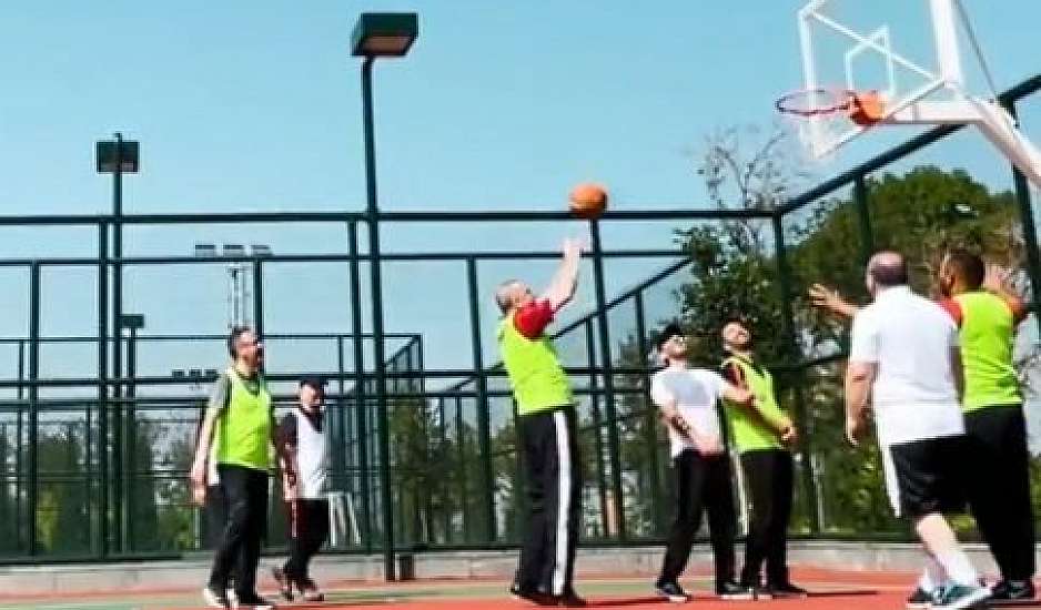 Ο Ερντογάν επιχειρεί να διαψεύσει το δημοσίευμα για την υγεία του παίζοντας μπάσκετ