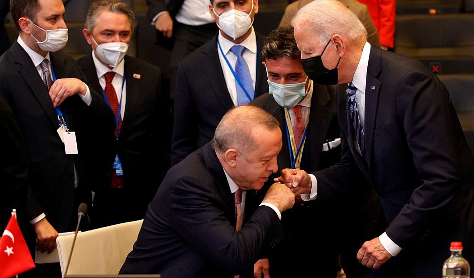 Σύνοδος ΝΑΤΟ: Ο χαιρετισμός χειροφίλημα Ερντογάν σε Μπάιντεν κάνει τον γύρο του κόσμου