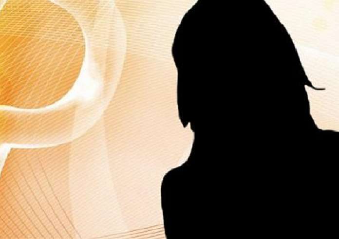 Ελληνίδα παρουσιάστρια έπιασε τον άνδρα της να την απατάει με την γειτόνισσα!