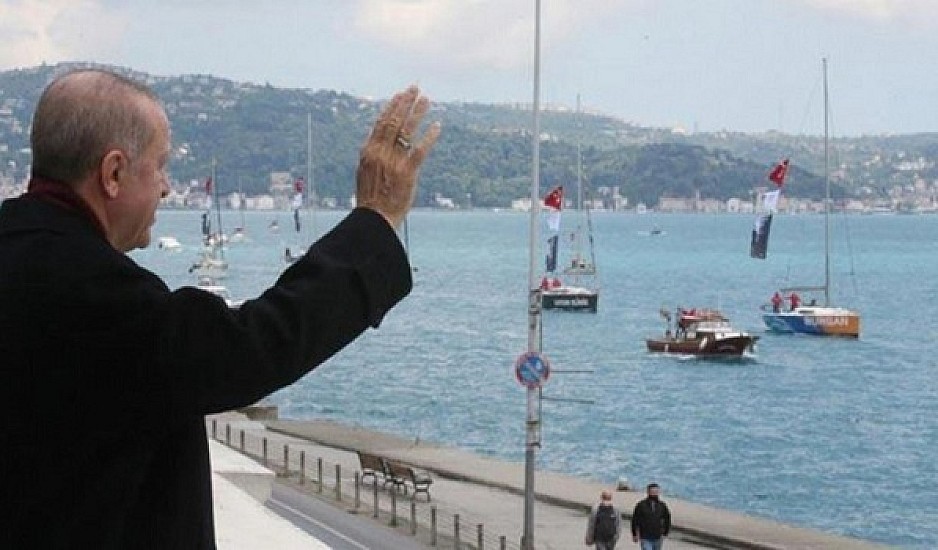 Αρχισε η φιέστα για την Άλωση, με τον Ερντογάν να χαιρετά πλοία στο Βόσπορο
