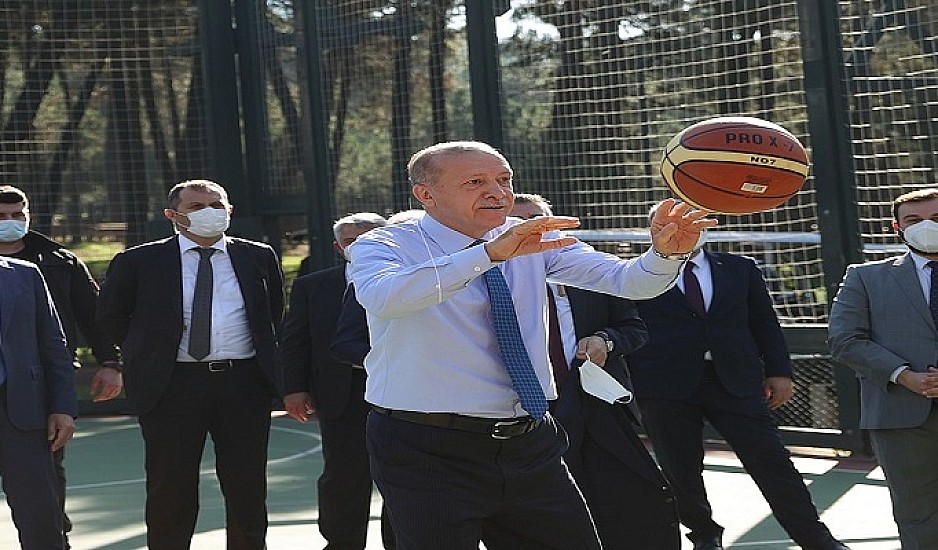 Τουρκία: Ο Ερτογάν πήγε για μπάσκετ  μετά τις φήμες για την υγεία του