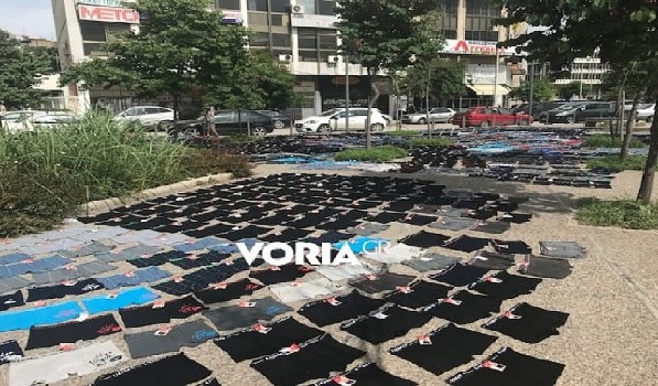Θεσσαλονίκη: Άπλωσε εκατοντάδες εσώρουχα στο πεζοδρόμιο για να στεγνώσουν