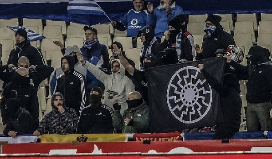 Ναζιστικοί χαιρετισμοί  από οπαδούς της Εθνικής στο Ελλάδα - Εσθονία