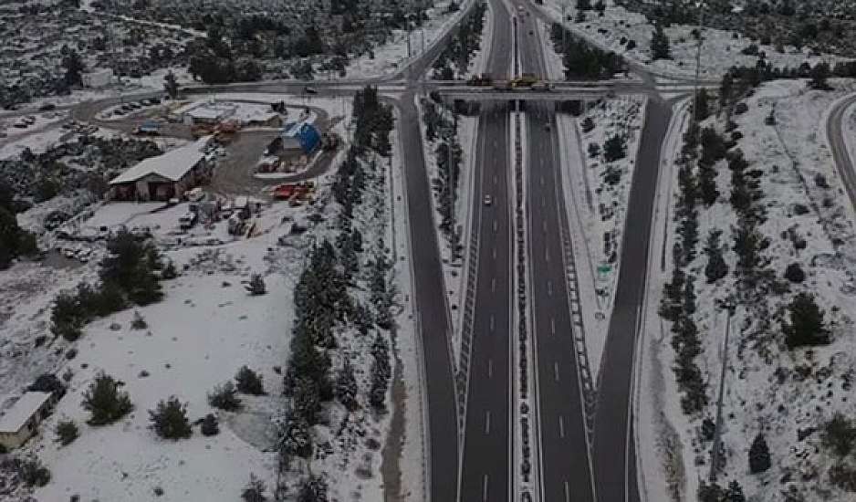 Χιονίζει στην εθνική οδό Λαμίας - Αθηνών. Βίντεο από Drone