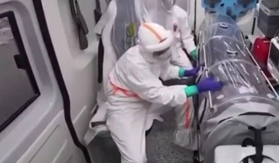 Συγκλονιστικό βίντεο από την Ιταλία: Νοσοκόμα παρηγορεί ασθενή μέσα σε φορείο απομόνωσης
