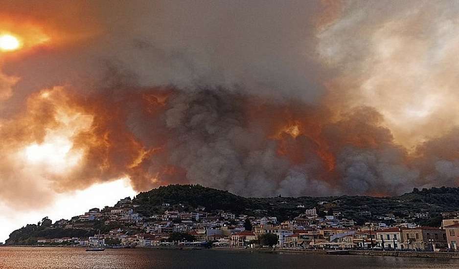 Φωτιά στην Εύβοια: Εικόνες θλίψης – Ο ουρανός κόκκινος, οι φλόγες παντού