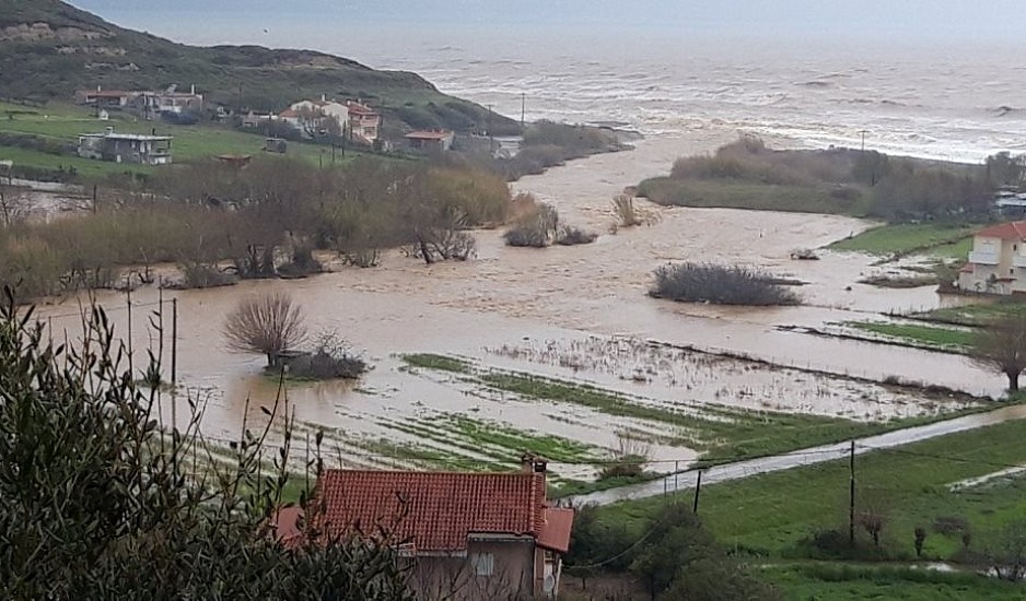Εύβοια: Κατεδαφίζουν γέφυρα στα Πολιτικά για να αποφύγουν προβλήματα από τις πλημμύρες
