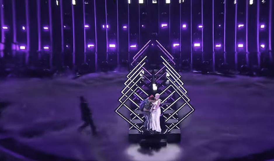 Eurovision 2018: Πανικός με θεατή που ανέβηκε στη σκηνή και πήρε το μικρόφωνο της τραγουδίστρια!