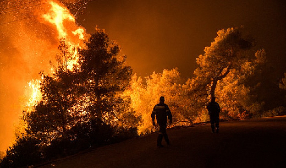 Πύρινη κόλαση στην Εύβοια: Μάχη στα περιφερειακά μέτωπα για να περιοριστεί η φωτιά