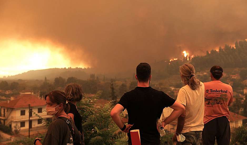 Φωτιά στην Εύβοια: Οι φλόγες καίνε το Πευκί – Συγκλονιστικές εικόνες