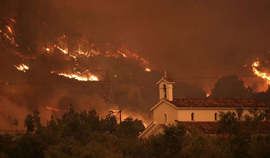 Εφιάλτης στην Εύβοια: Καίγονται σπίτια στο Πευκί - Εκτός ελέγχου η φωτιά