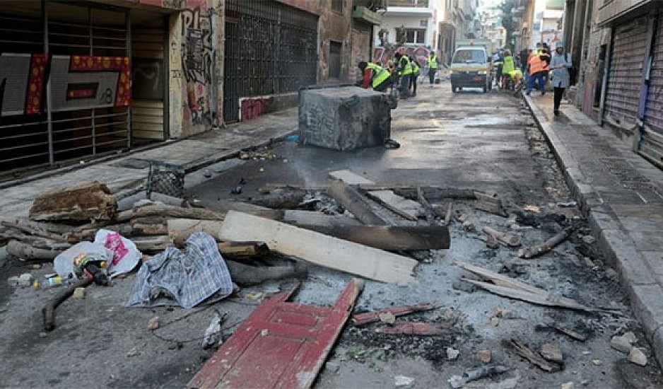 Η επόμενη ημέρα των επεισοδίων: Βομβαρδισμένο τοπίο θυμίζουν Αθήνα και Θεσσαλονίκη