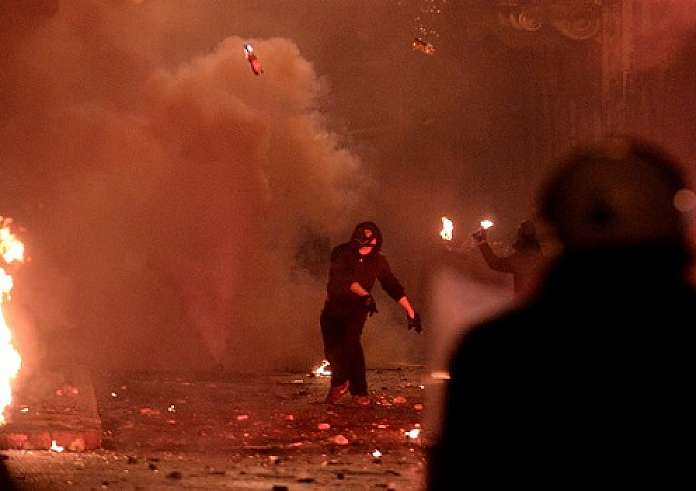 Εξάρχεια: Πεδίο μάχης με μολότοφ και φωτιές – Ολικές καταστροφές οχημάτων
