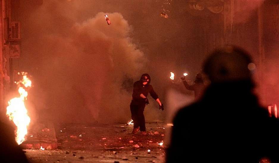 Εξάρχεια: Πεδίο μάχης με μολότοφ και φωτιές – Ολικές καταστροφές οχημάτων