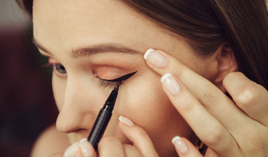 Προσοχή με το eyeliner: Τι μπορεί να πάθουν τα μάτια σας!