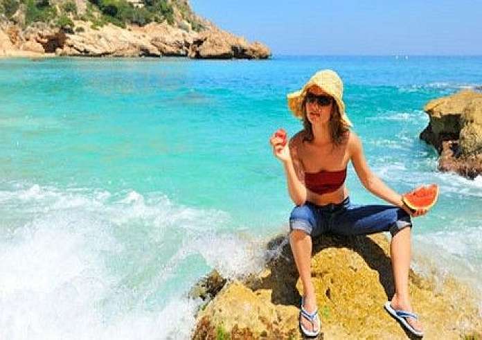 Δες πώς θα φτιάξεις ενυδατικό after sun mist για μετά την παραλία