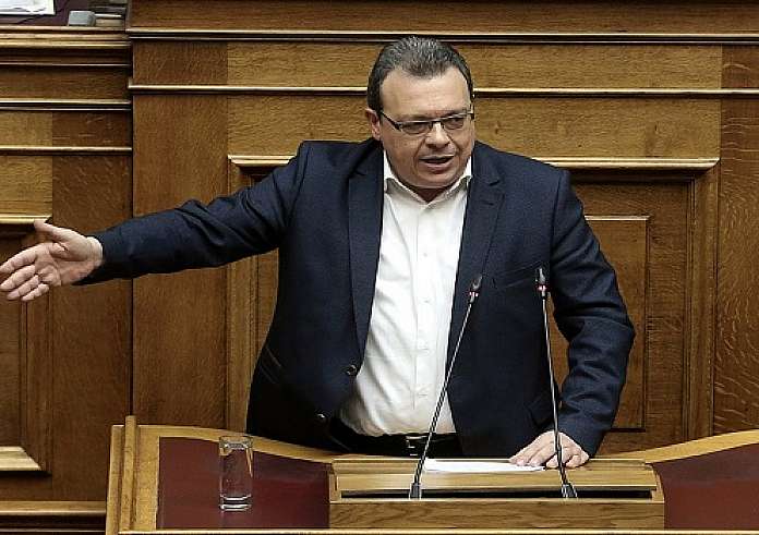 Φάμελλος: Ένας κρυπτόμενος πρωθυπουργός που ψάχνει μίζερα δικαιολογίες