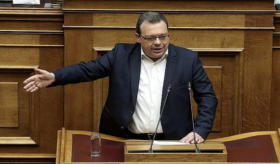 Φάμελλος: Ένας κρυπτόμενος πρωθυπουργός που ψάχνει μίζερα δικαιολογίες