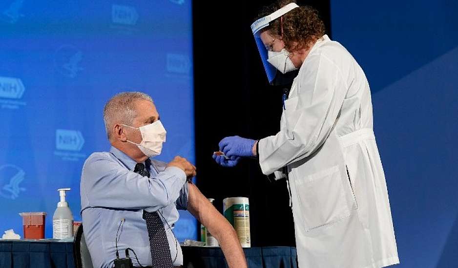 ΗΠΑ: Ο Φάουτσι εμβολιάστηκε μπροστά στις κάμερες