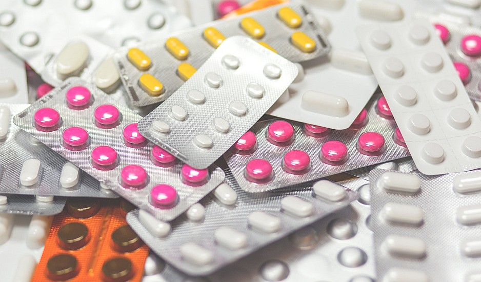Σοβαρές ελλείψεις σε βασικά φάρμακα – Κοκτέιλ ιώσεων ταλαιπωρεί χιλιάδες παιδιά