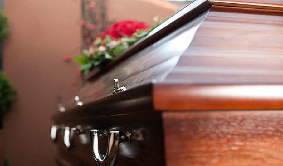 Ζάκυνθος: Σπαραγμός στην κηδεία της ξενοδόχου που σκότωσαν μπροστά στον άντρα της!