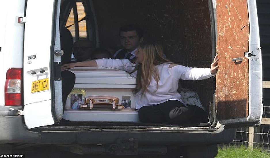 Κορονοϊός: Χαμός σε  κηδεία - Αστυνομικοί διέταξαν τους νεκροθάφτες να φορτώσουν το φέρετρο