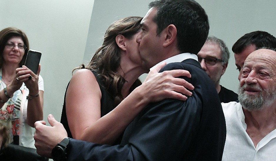 Η αγκαλιά και το φιλί της Περιστέρας Μπαζιάνας στον Αλέξη Τσίπρα, μετά την ήττα