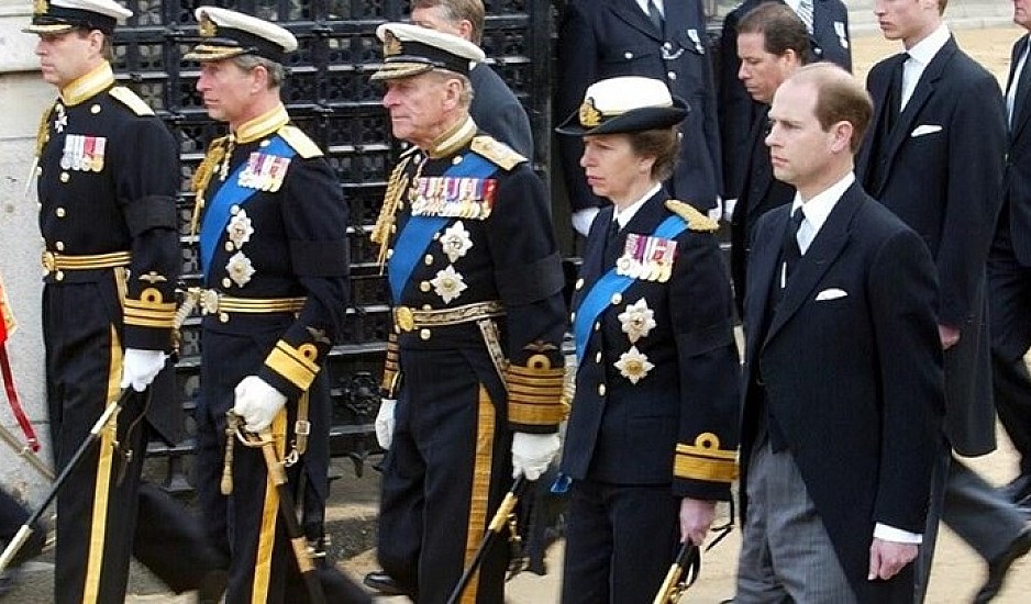 Βασίλισσα Ελισάβετ: Γιατί δεν θα φορέσει κανείς στρατιωτική στολή στην κηδεία του πρίγκιπα Φίλιππου