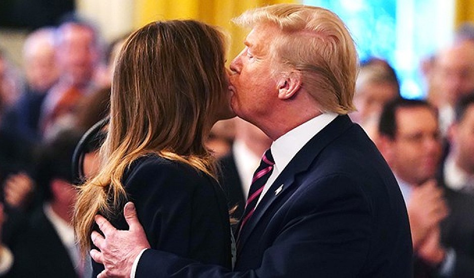 Viral η Μελάνια που απέφυγε το φιλί του Τραμπ