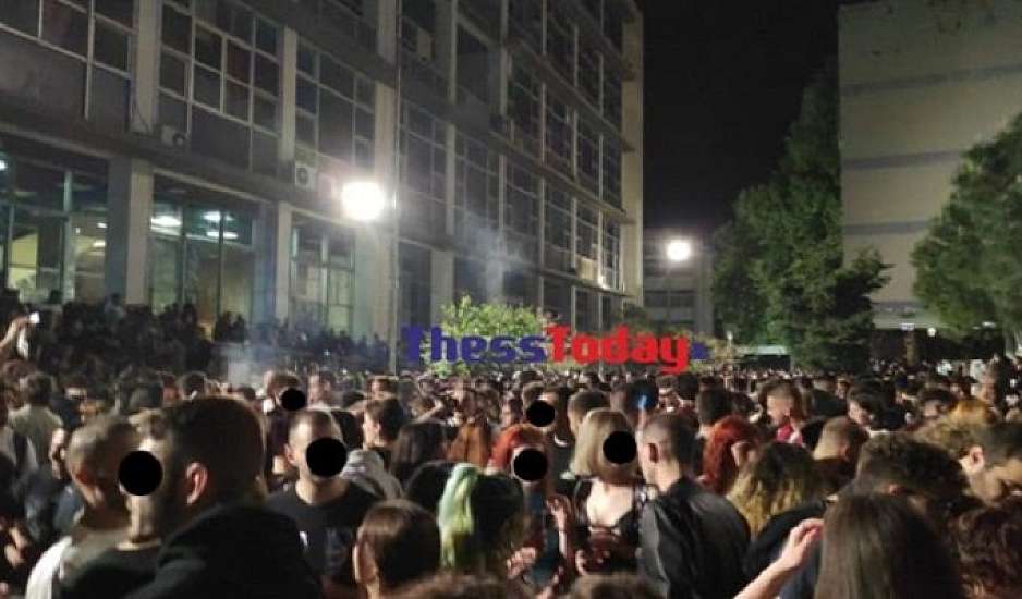 Πάρτι στη Φιλοσοφική  του ΑΠΘ με εκατοντάδες άτομα και DJ