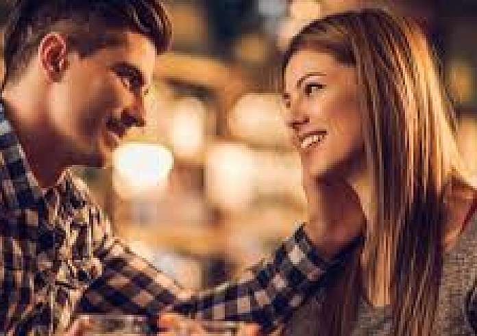 4 ζώδια που θα ζήσουν το πιο ρομαντικό φθινόπωρο του 2025