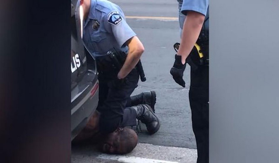 Νέο σοκαριστικό βίντεο δείχνει τρεις αστυνομικούς να πατάνε τον Τζορτζ Φλόιντ