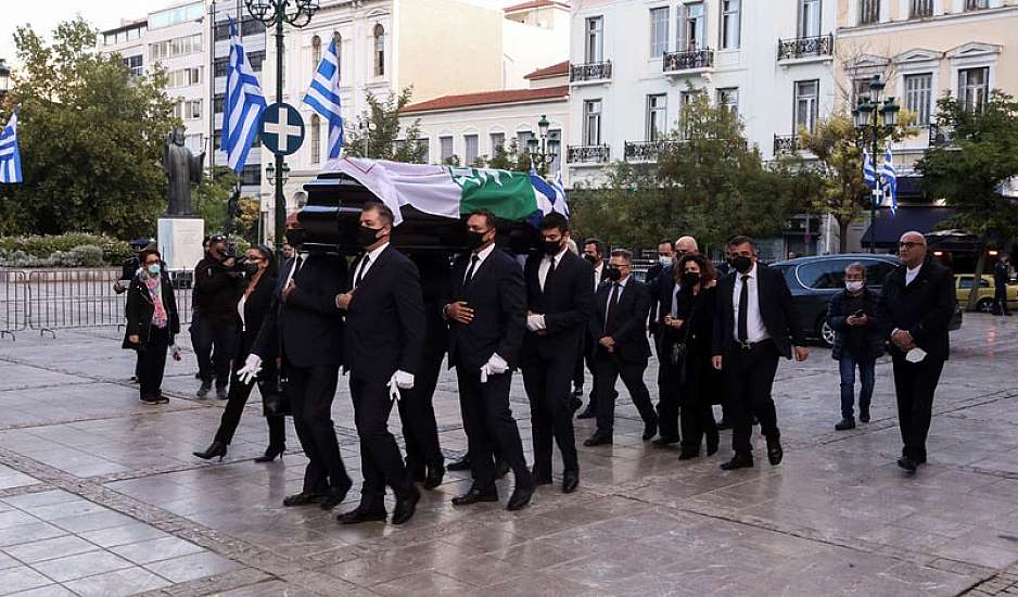 Έφτασε η σορός της Φώφης Γεννηματά στη Μητρόπολη με τη σημαία του ΠΑΣΟΚ, του ΚΙΝΑΛ και της Ελλάδας 
