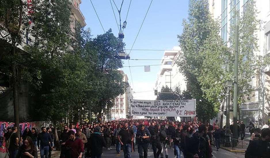 Πορεία φοιτητών στο κέντρο της Αθήνας:Τραυματίες φωτορεπόρτερ - φθορές σε καταστήματα