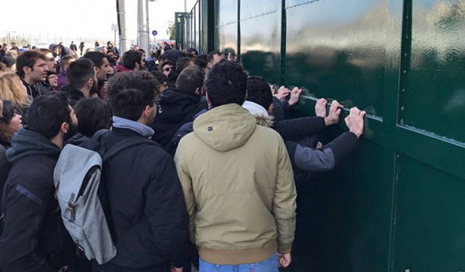 Ένταση με φοιτητές έξω από το υπουργείο Παιδείας, προσπαθούν να ανοίξουν την πύλη