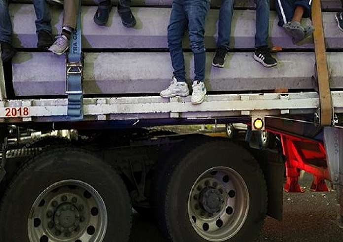 Βέλγιο: Βρέθηκαν 20 μετανάστες μέσα σε κοντέινερ φορτηγού