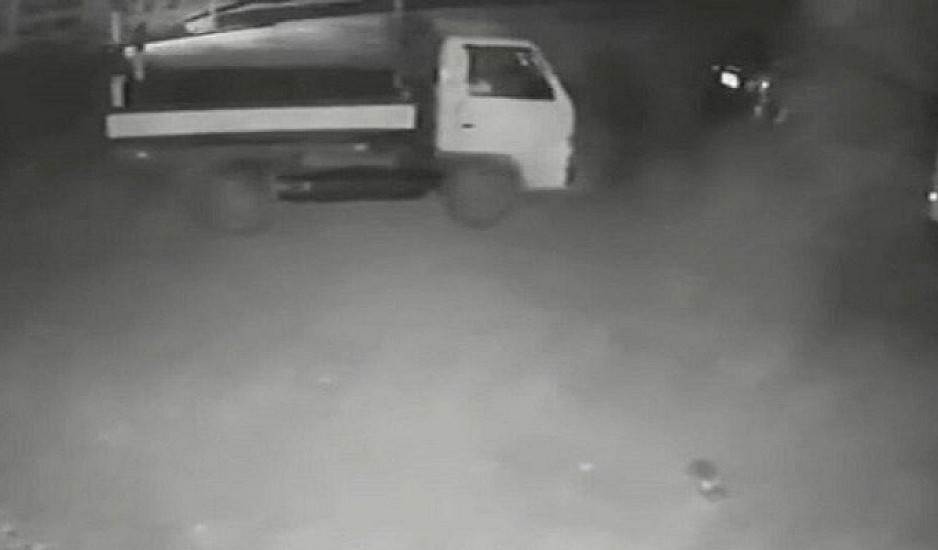 Φορτηγό - φάντασμα: Έκανε όπισθεν και άνοιξε η πόρτα ενώ δεν ήταν κανείς μέσα