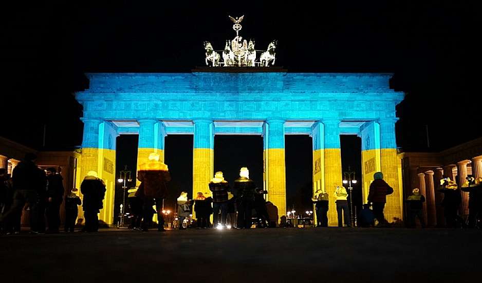 Παρίσι και Βερολίνο φωταγωγήθηκαν με τα χρώματα της Ουκρανίας