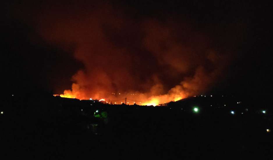 Ολονύχτια μάχη με τη φωτιά στην Πάτρα. Εκκενώθηκαν σπίτια, καλύτερη η εικόνα το πρωί
